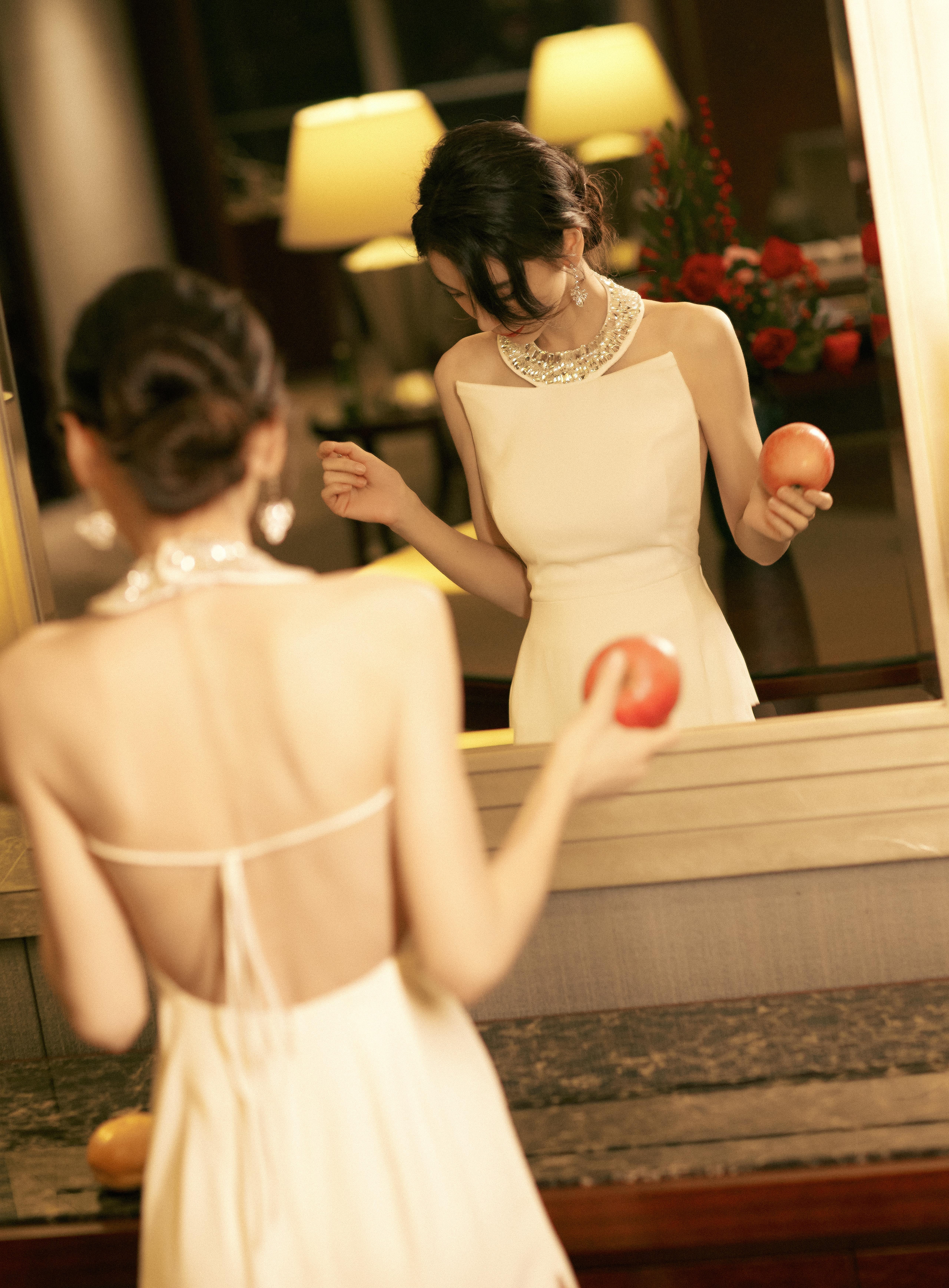 杨颖妈妈的玉背在镜子面前会很棒喔​​​