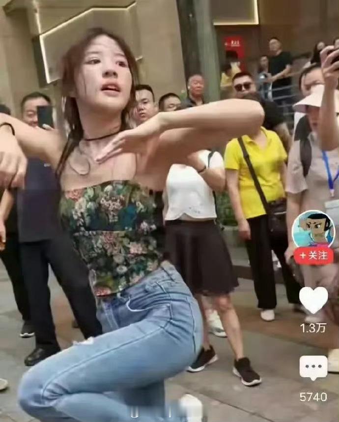 她眼里已经没有光，一脸疲态，一直看不到希望，一天跳10个小时，谁也遭不住
