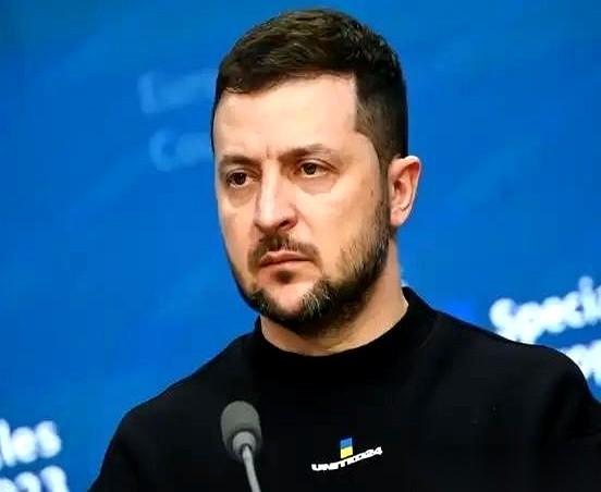 翻看《纽约时报》等媒体近期披露的这波采访记录，泽连斯基算是把手里的底牌直接砸在了