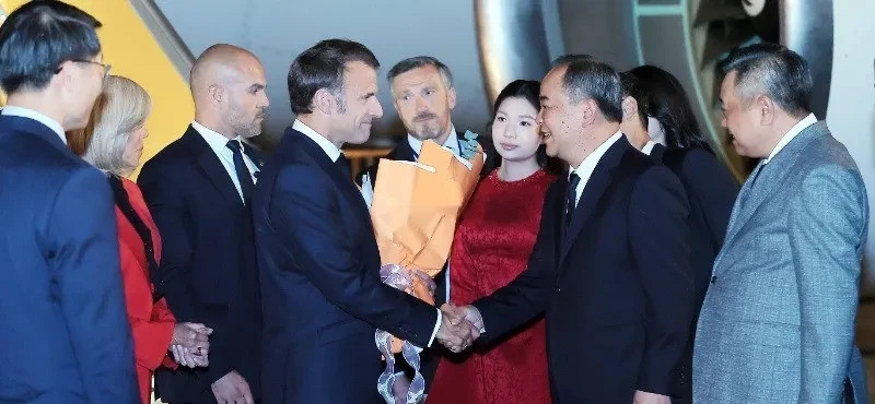 越南这次接机马克龙真让人傻眼！怎么回事？法国总统马克龙来