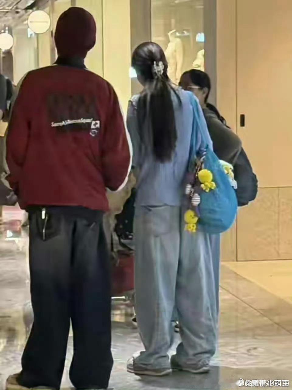 新加坡偶遇向佐郭碧婷带女儿买衣服 郭碧婷在新加坡跪地为女儿挑衣服，那认真劲儿超温