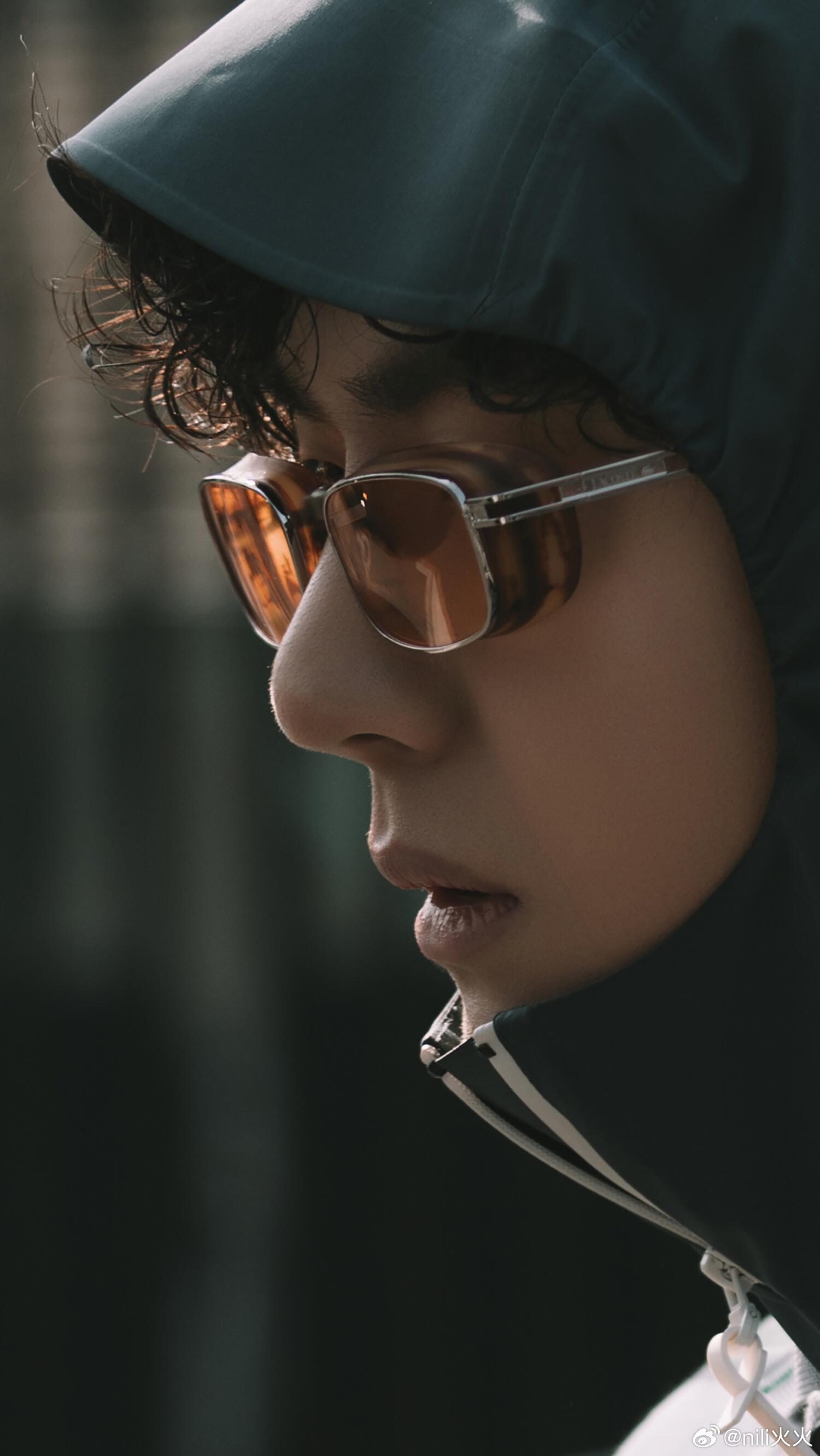 王一博行走的海报！近到脸上汗毛都看得清清楚楚，巴黎婚纱摄影师出图十八宫格！王