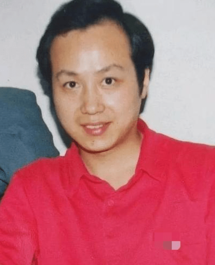 著名主持人罗京，去世多年后，母亲患上老年痴呆，妻子带着儿子改嫁了一位富商，可是儿