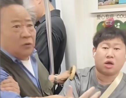 上海地铁83岁老人要求让座，大家都忽略了一点：小伙坐的是爱心专座！他应该让的！网