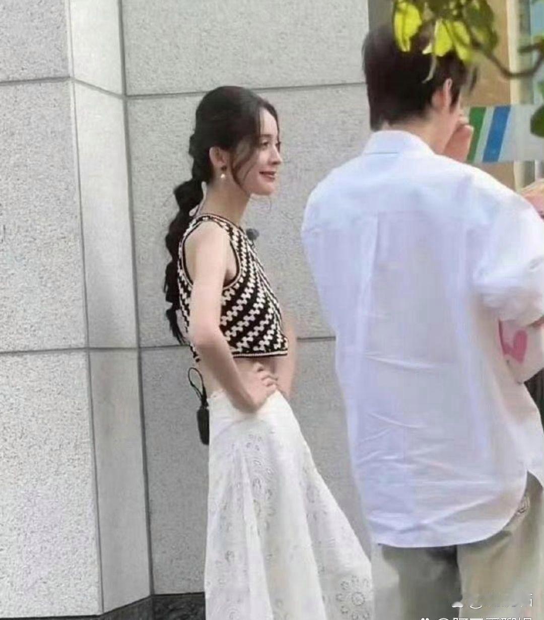 这回总算明白秦岚说的话了，‎看﻿到﻿娜扎本人，瘦⁠得‏﻿完全不敢认。