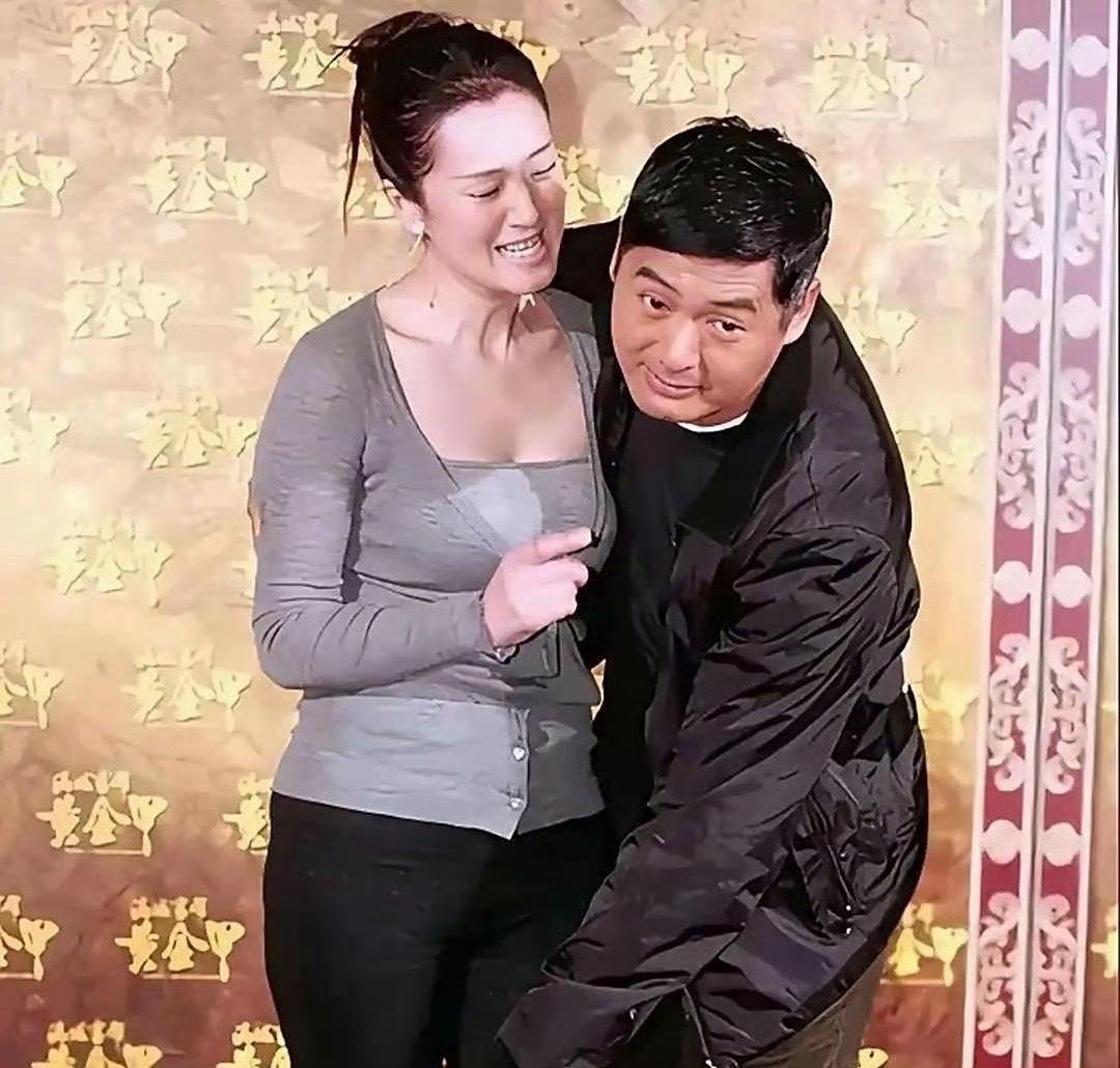 2006年《满城尽带黄金甲》首映礼上，周润发和巩俐在现场开心地玩闹起来！