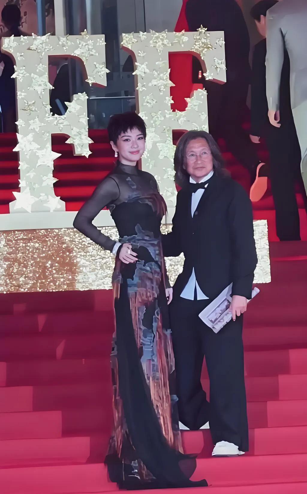 章子怡把长头发剪短了，短发比长发更有女人味。看着自信满满！