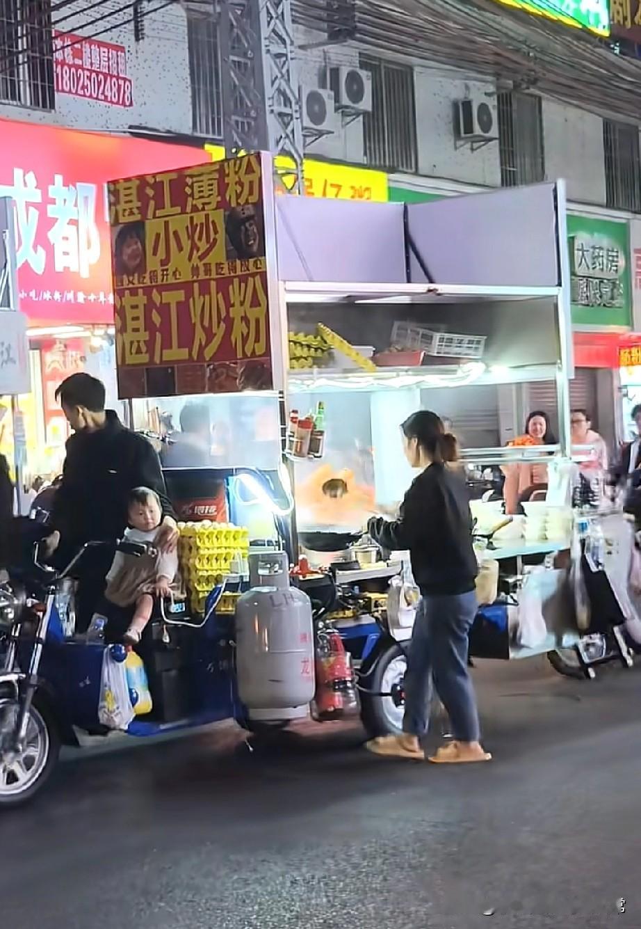生活不易，一家三口移动式炒粉！刷到这视频我笑出声又鼻子酸：湛江炒粉摊直接架