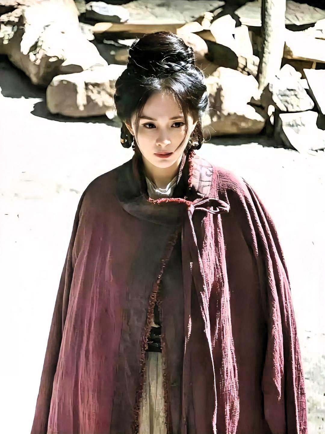 杨幂粗布麻衣路透曝光那天，话题阅读量3亿。《江山大同》预约量暴涨200万。4