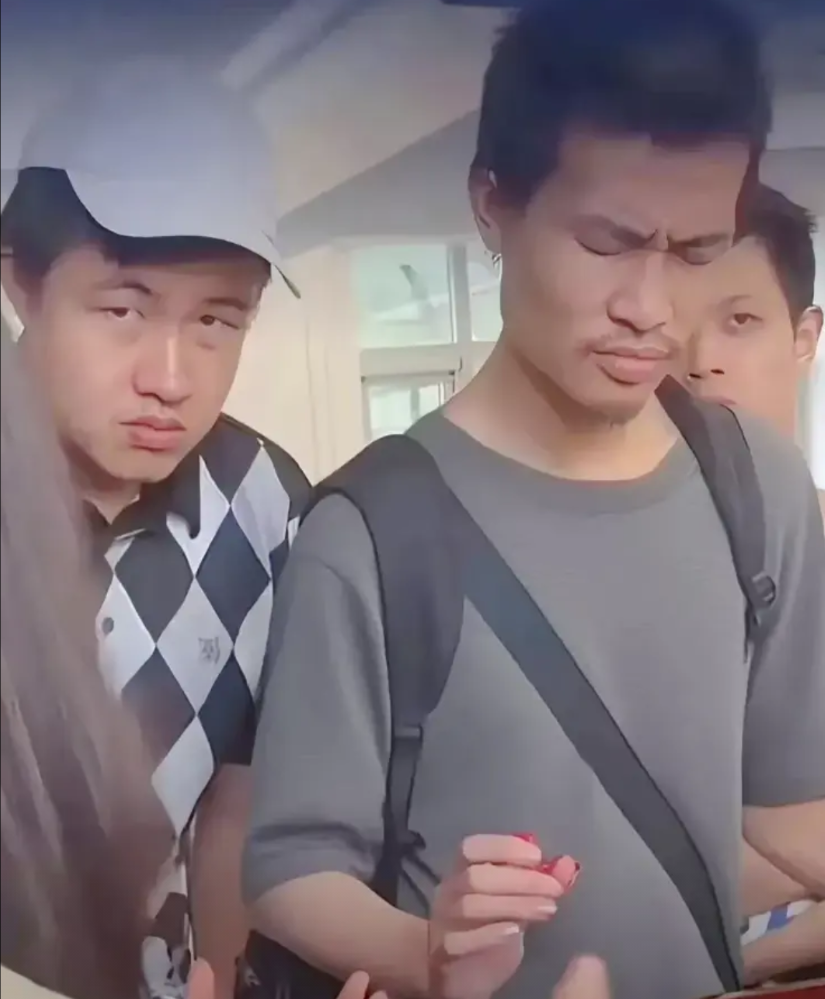 我问了北大数院的助教，韦东奕为什么闭着眼睛听王虹的讲座。助教指着教室第一排