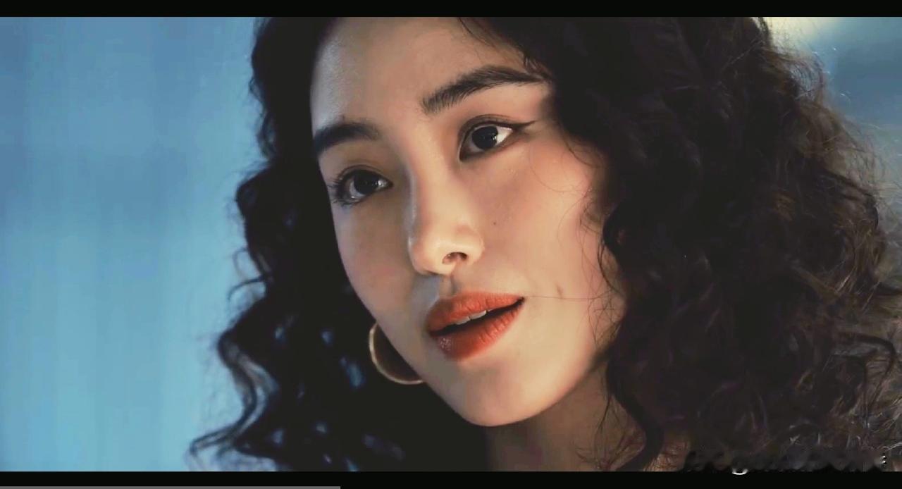 电视剧《爱情没有神话》中，林展翘（唐嫣饰）的闺蜜周媚（杨采钰饰）怎么也没想到