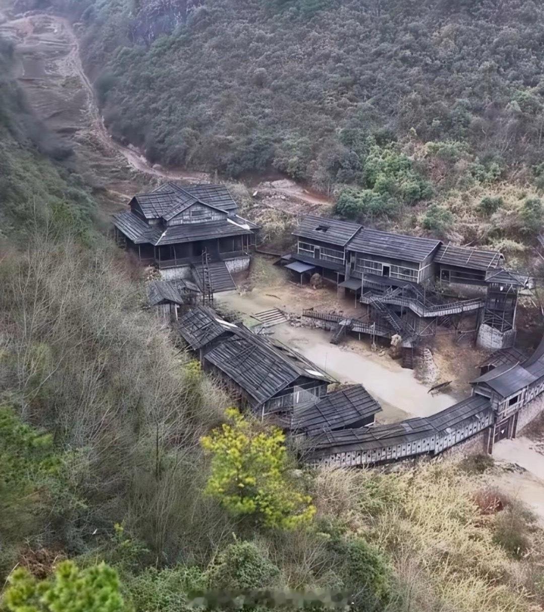 据说这个土匪山寨是为了拍电影建的，但是拍完就废弃了，有点可惜