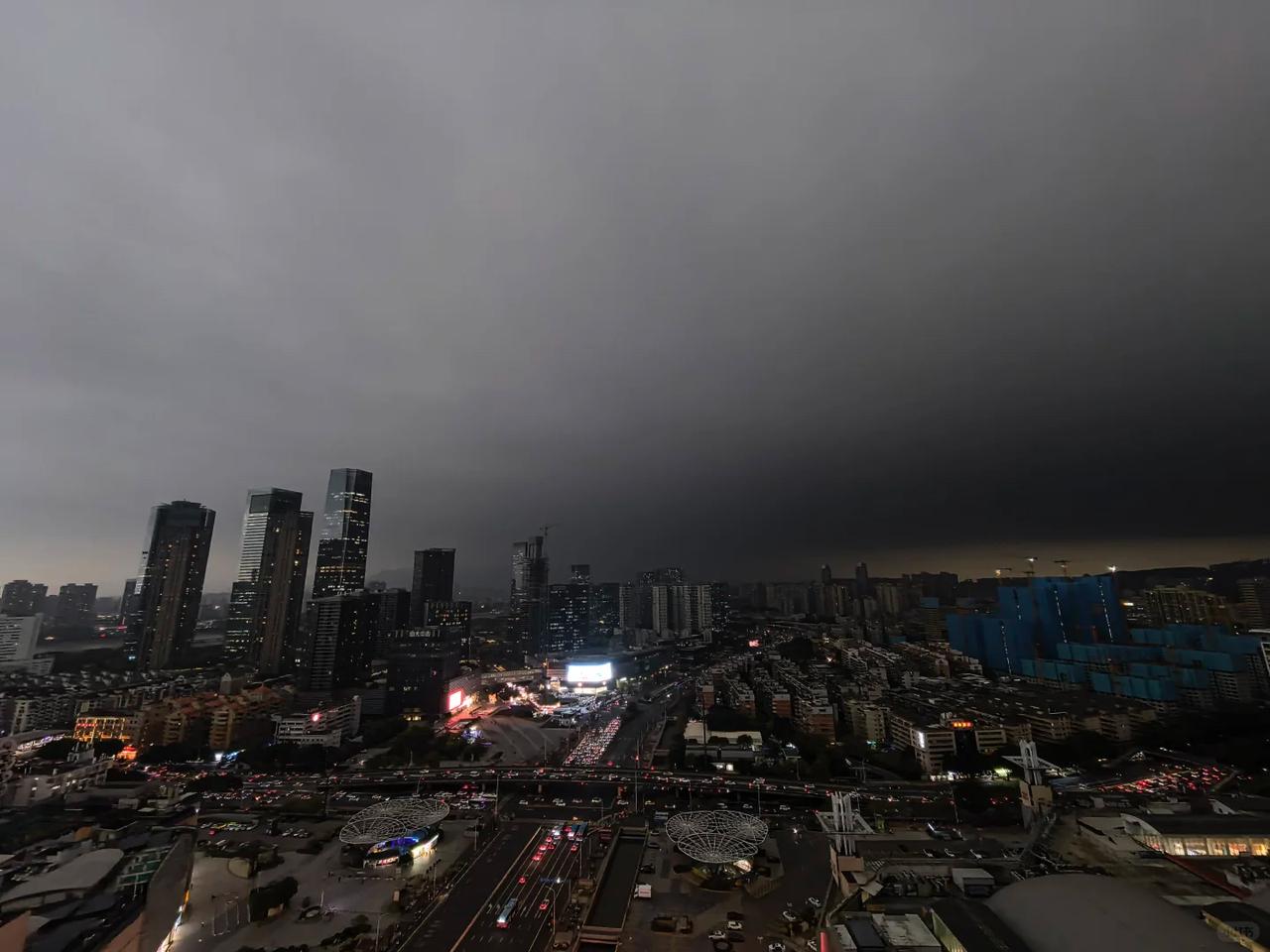 昨晚，和一位朋友聊天，他透露的这个消息我今天必须要讲一讲！朋友老张是在一个饭