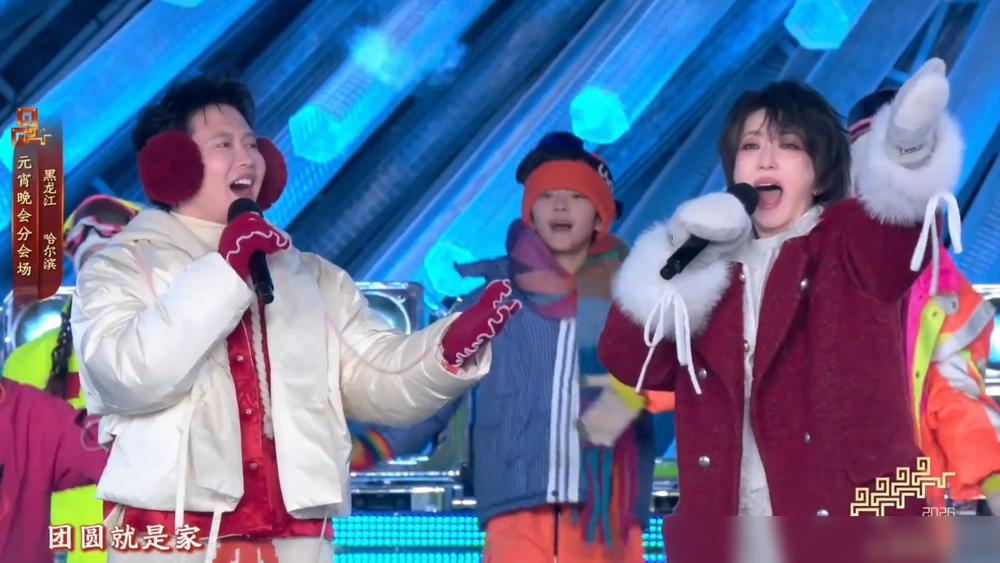 央视连着把国家级晚会的黄金麦克风死死塞给一个说相声的，他甚至连抖包袱都省了，直接