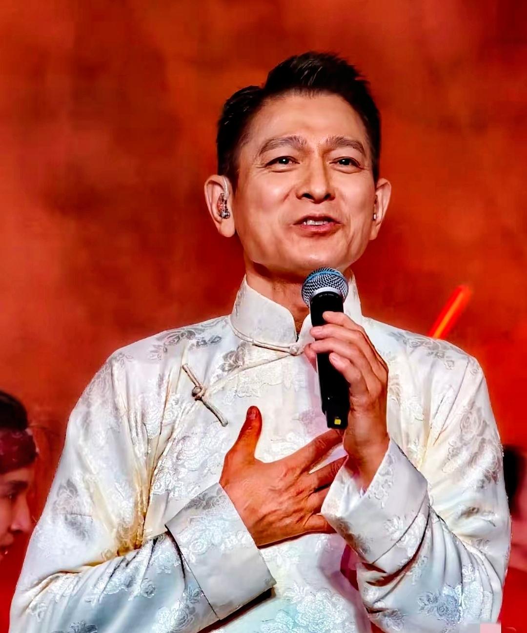 刘德华经纪人怕是要崩溃了，不是商务应邀太满，也不是华仔行程爆满！而是刘德