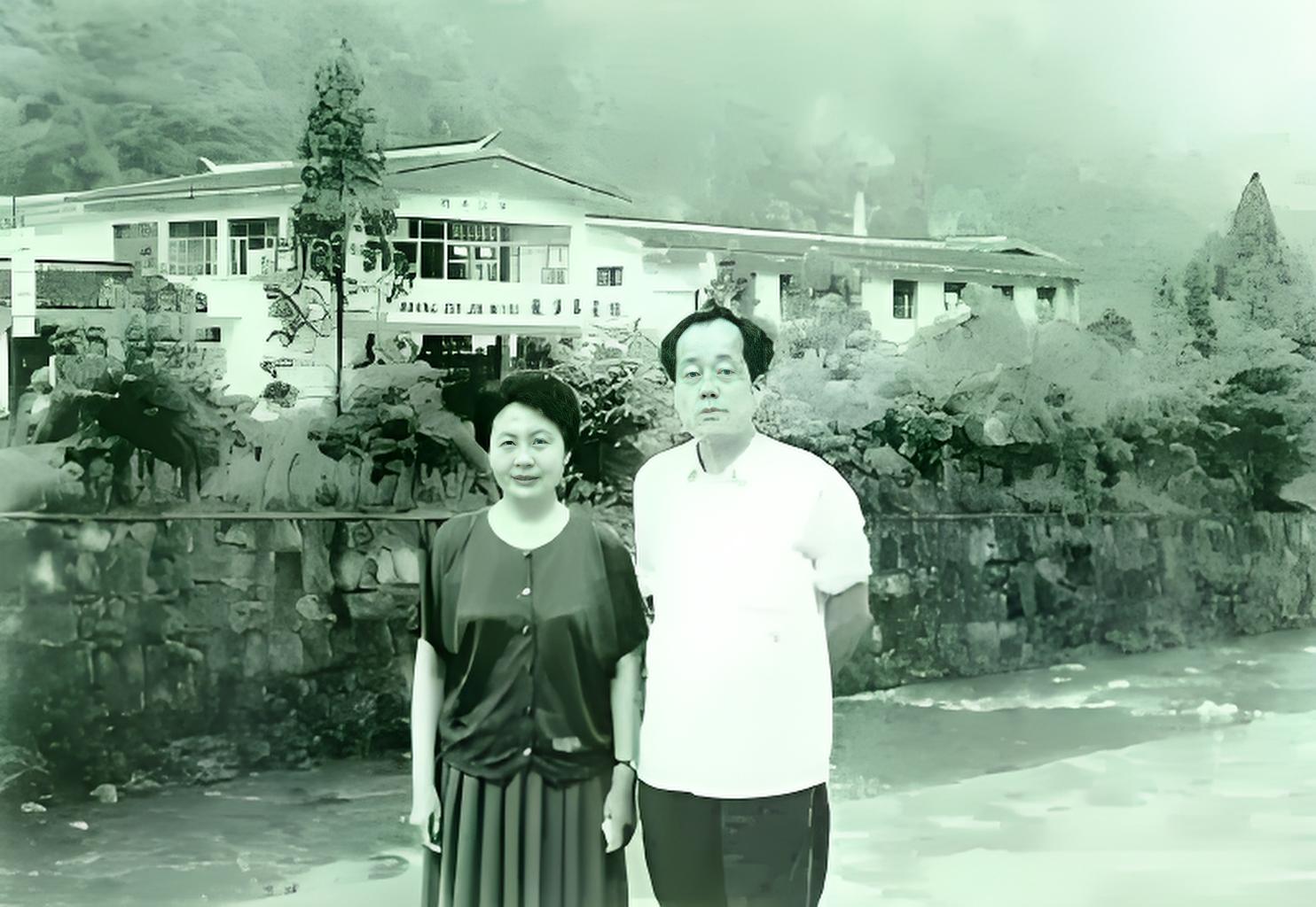 1990年6月，张玉凤在武凌源风景区度假时与游客的合影。此时的张玉凤已是一名