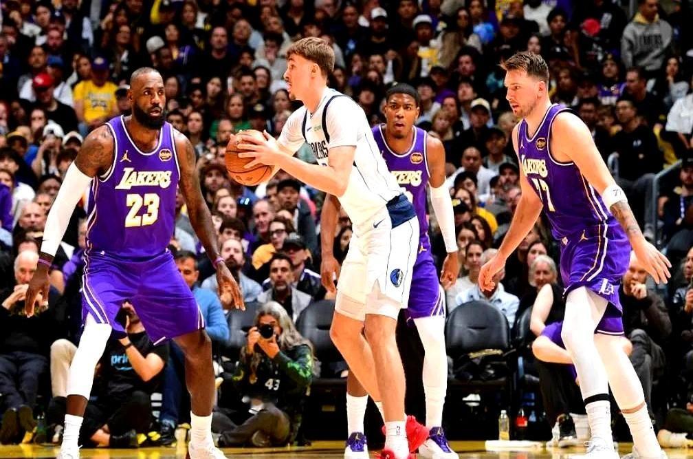 最近刷到詹姆斯的讨论，发现他生涯末期的得分能力是真能打！想当年科比退役时，单场个