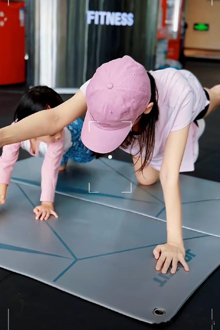 孙骁骁怀着二胎，依旧坚持健身房锻炼，一旁的女儿还在给妈妈加油。自律虽好，但高龄产妇孕期运动不能照搬，