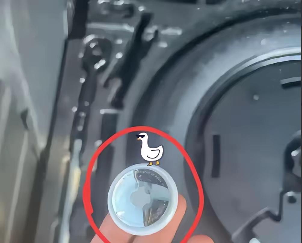 洗车时备胎槽摸出冰凉异物，竟是苹果定位器！丈夫一脸无辜背后，藏着多少婚姻的细思极