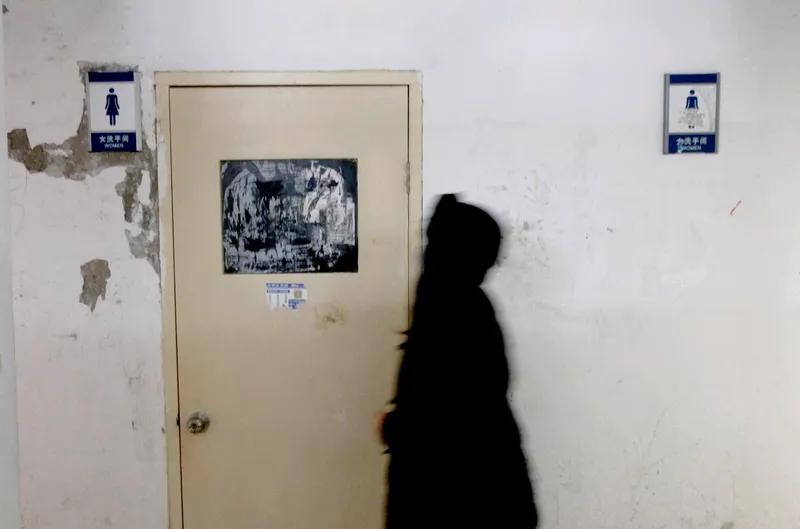 小仙女误入男厕所，不仅没道歉，还把对方挂网上！小仙女：“我虽然走错了厕所，但你就
