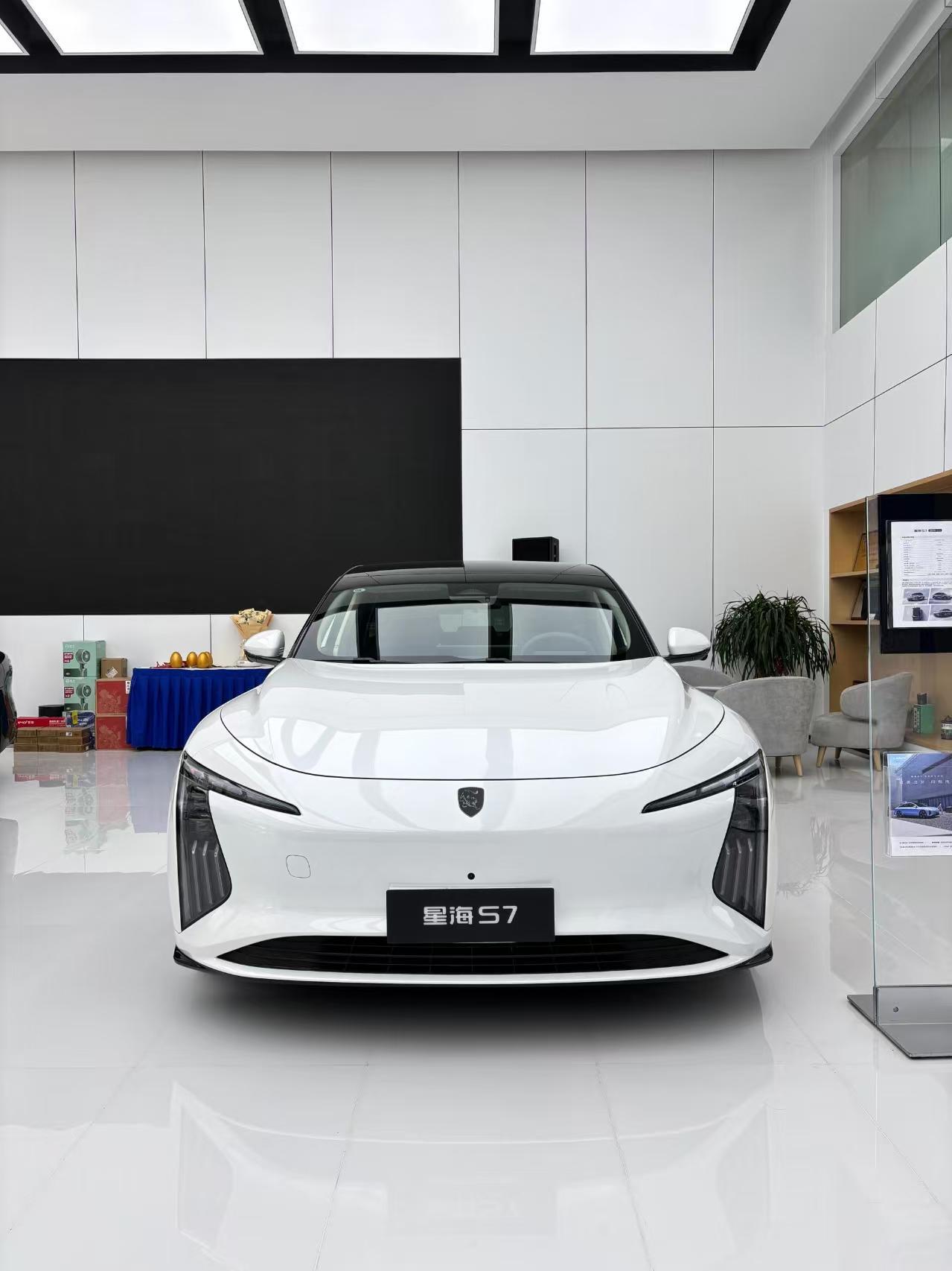 溜背造型帅到炸街，无框车门一开，路人眼神唰唰看过来，年轻人要的不就这感觉