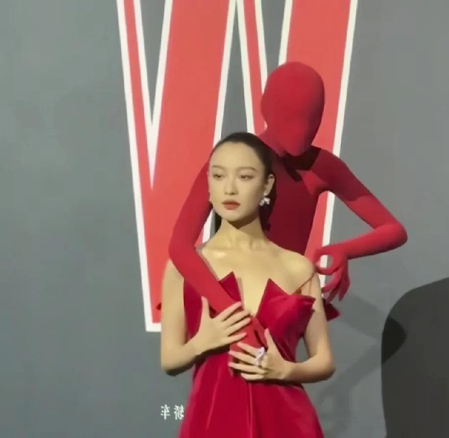 怪不得以前井柏然说倪妮是个小女生，倪妮的灵魂果然真有趣背着好朋友布洛芬快乐的