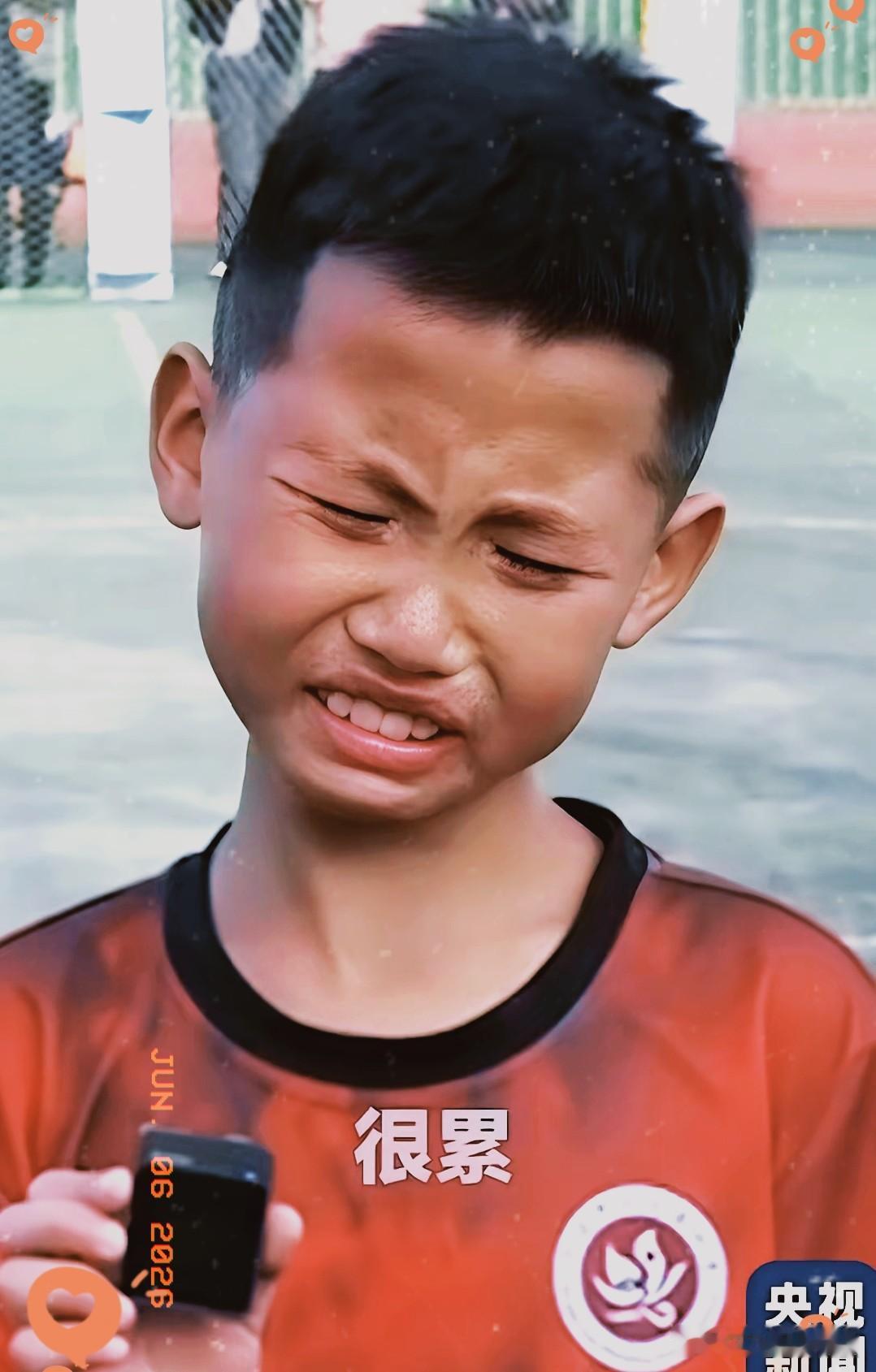 董路的这帮孩子，是真踢出来的。这帮孩子晒得黢黑，瘦得像杆儿，每天累到跑不动了还
