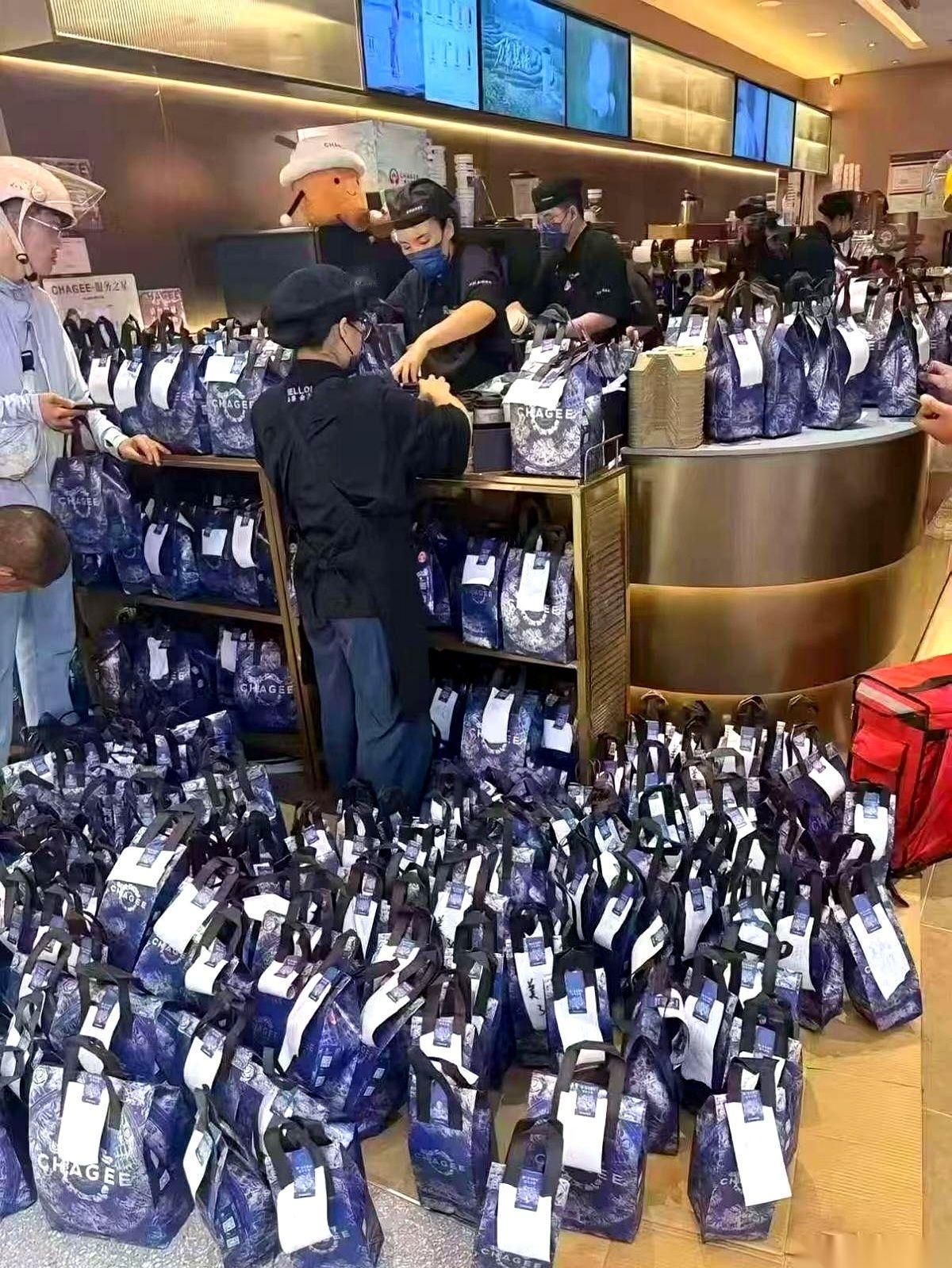 千问这波请客喝奶茶，所有人都赢了，只有一个人被“活埋”了。订单打印机跟疯了一样