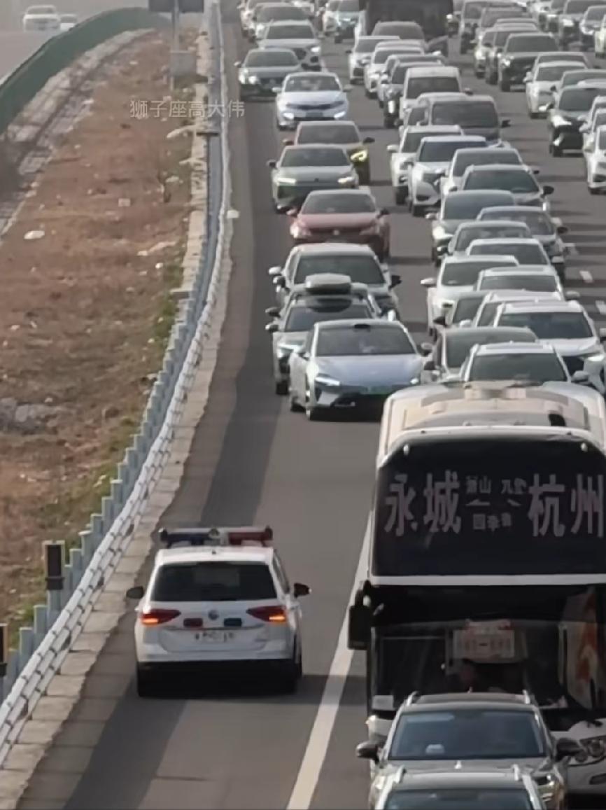 违规占用应急车道是属于违法行为，依法应该受到处罚，那么问题来了，警车在应急车道上