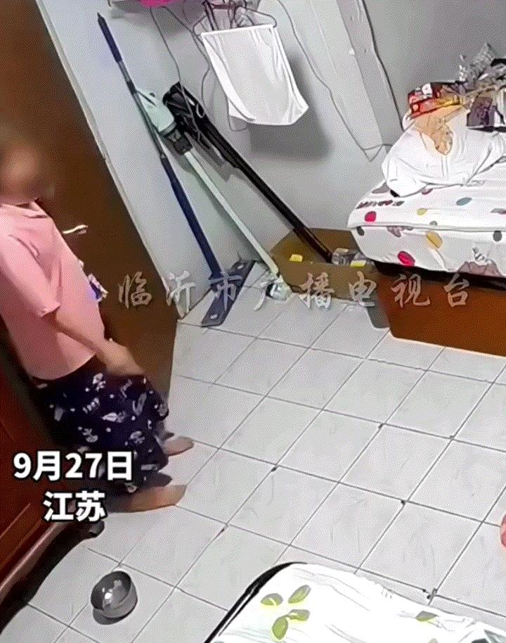 万万没有想到，江苏，一女子进到屋里和爱犬打招呼，但上一秒狗子见女子后还摆尾示好，