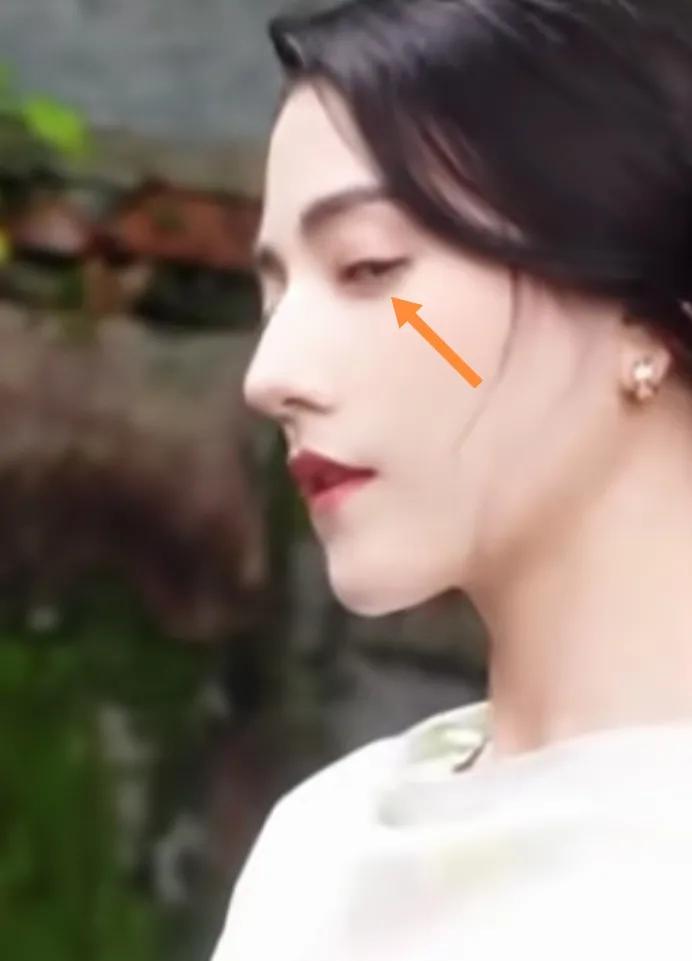 娜然斜视的目光。