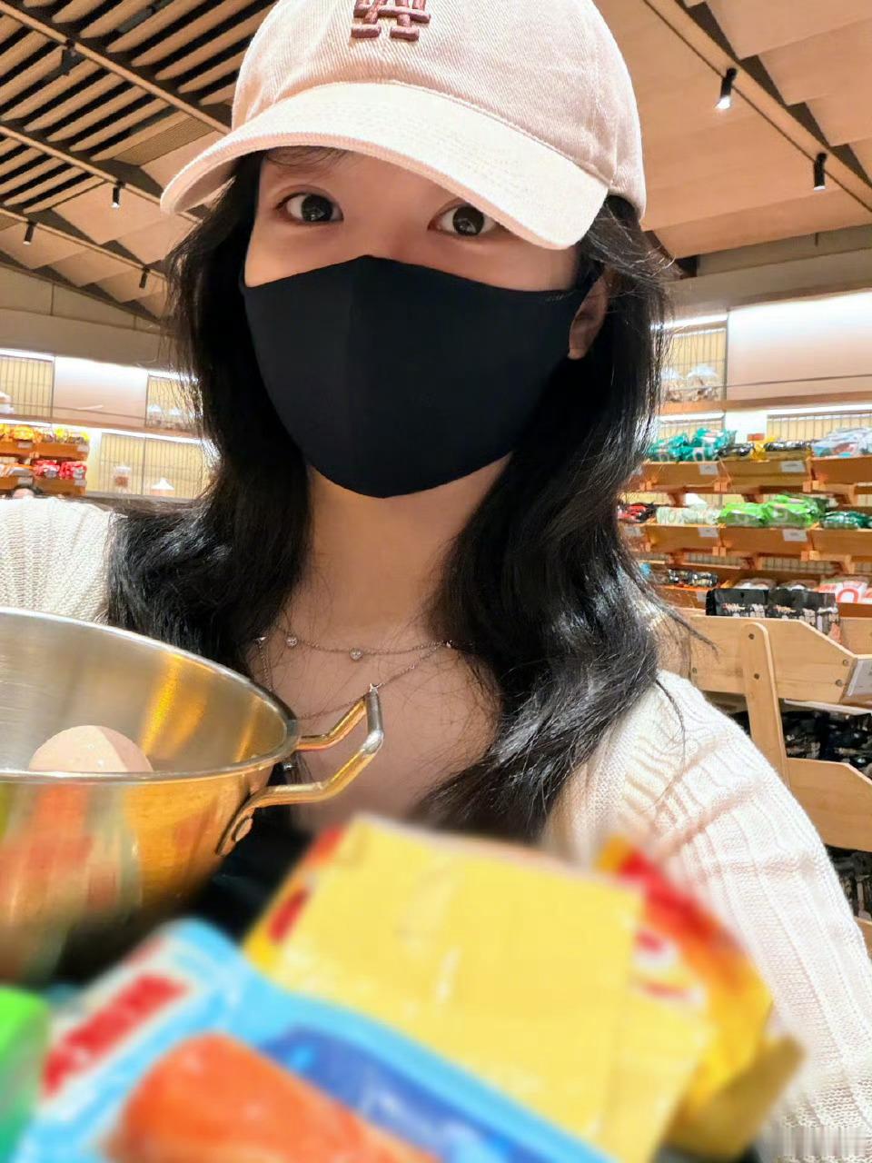 杨紫杨紫董竹君💜杨紫玉兰花开君再来无论哪个词，都及不上你半分的惊艳No