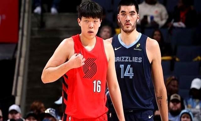 杨瀚森7分54秒被伊迪碾到犯规下场——教练组非但没骂，反而在更衣室击掌？别懵，