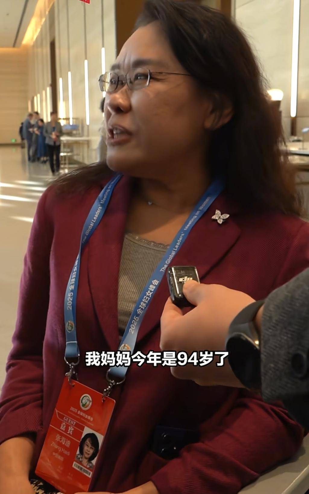 张海迪女士谈母亲的坚忍。近日，张海迪女士在接受采访时说：“我妈妈今年是94岁了