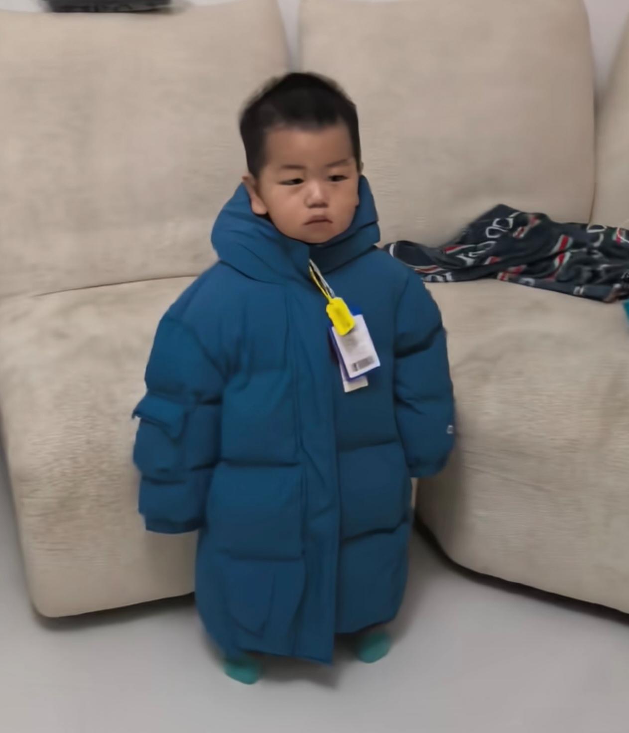 朋友说，这件新买的羽绒服，感觉有点大，要不要换小一码的？我说，不大，可以再大