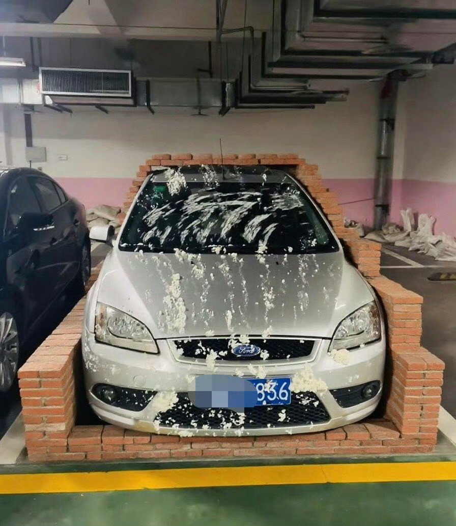 自己买的车位被占，左找右找联系不到车主，只能去路边停车，然后被贴罚单，一怒之下就