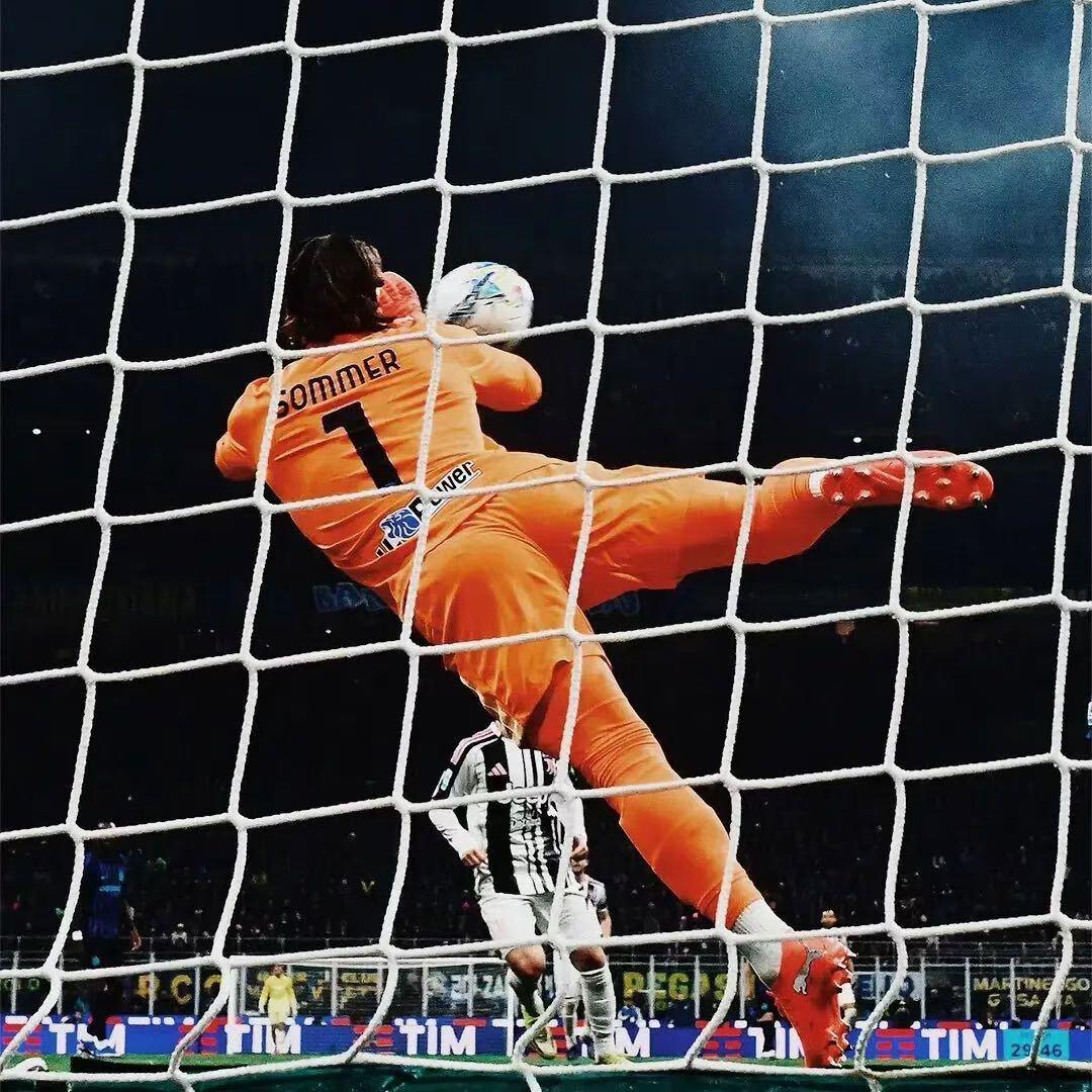 国米门神还有5天到期，米兰要不要出手？根据外媒爆料，国米门将索默跟国米的合同还