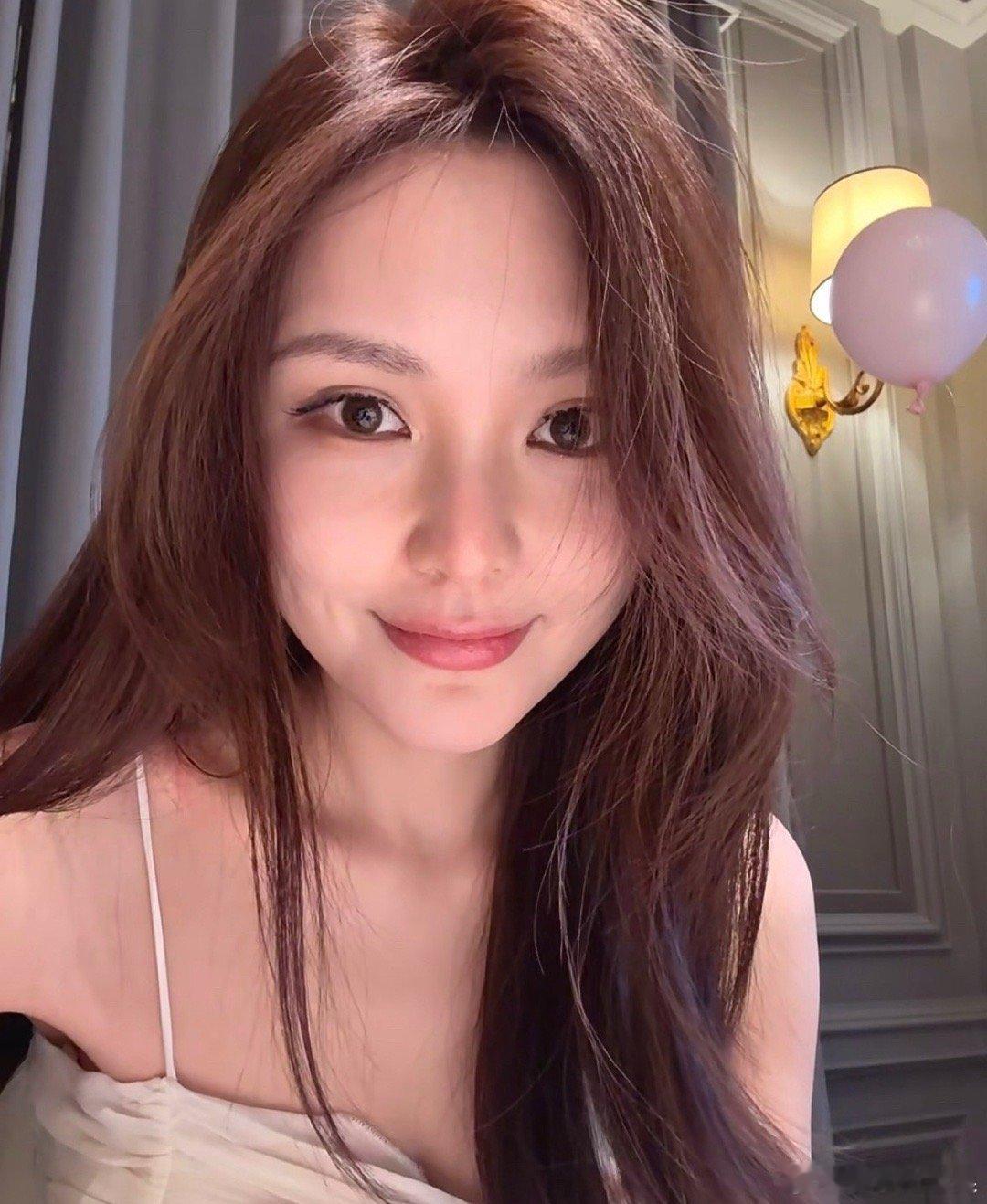 周扬青说3克拉以下建议买培育钻花十分之一的钱，就能拿下成分完全一致的钻石，你还