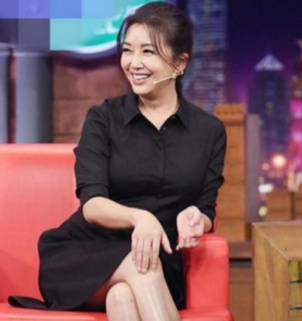 2006年，靳东爱上了江珊。江珊说：我是离异单亲妈妈。靳东说：我不在乎。然后二人