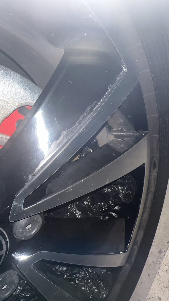 通州上汽大众你也真好意思。。。三者方索赔的一只轮毂。一年多亮油全部起皮。。手现