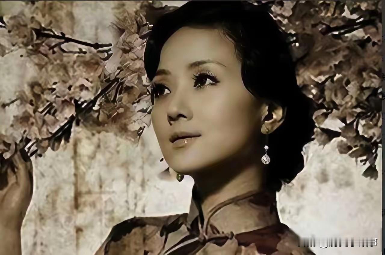 1951年秋末，四川昭化县城的法场上飘着细雨，怀孕七个月的王化琴被推上刑台，她突