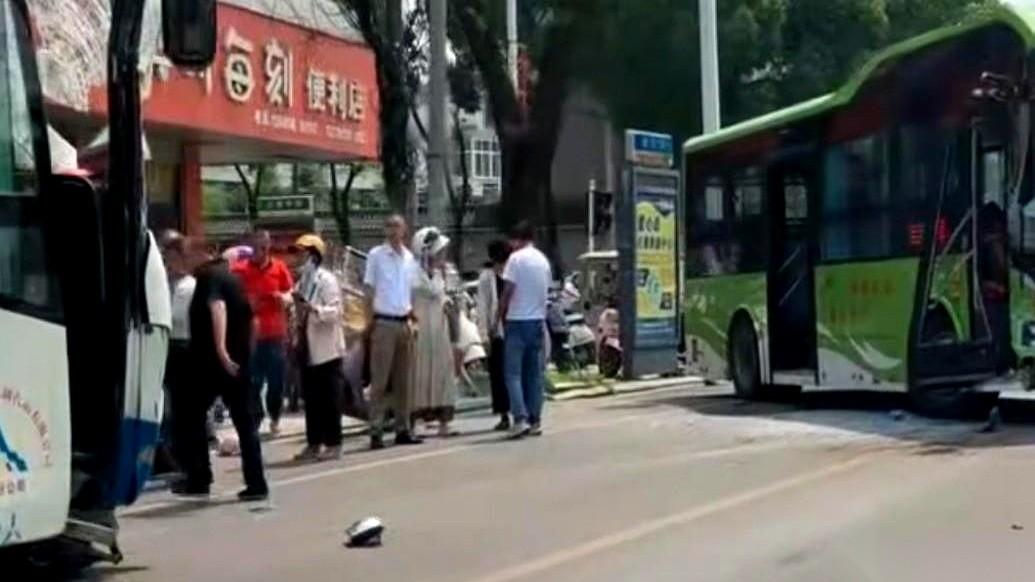那辆冲向行人的大客车，司机张某某，57岁。警察把他抬下来，里里外外测了个遍，没