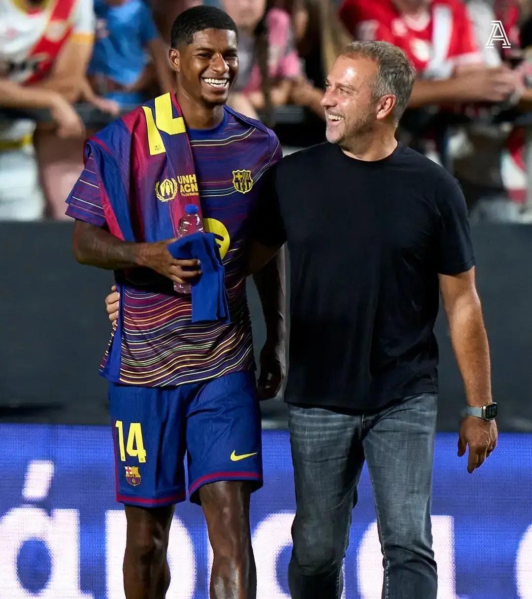 弗里克最近夸拉什福德心态完美。拉什福德这赛季在巴萨首发过14场。但拉菲尼亚