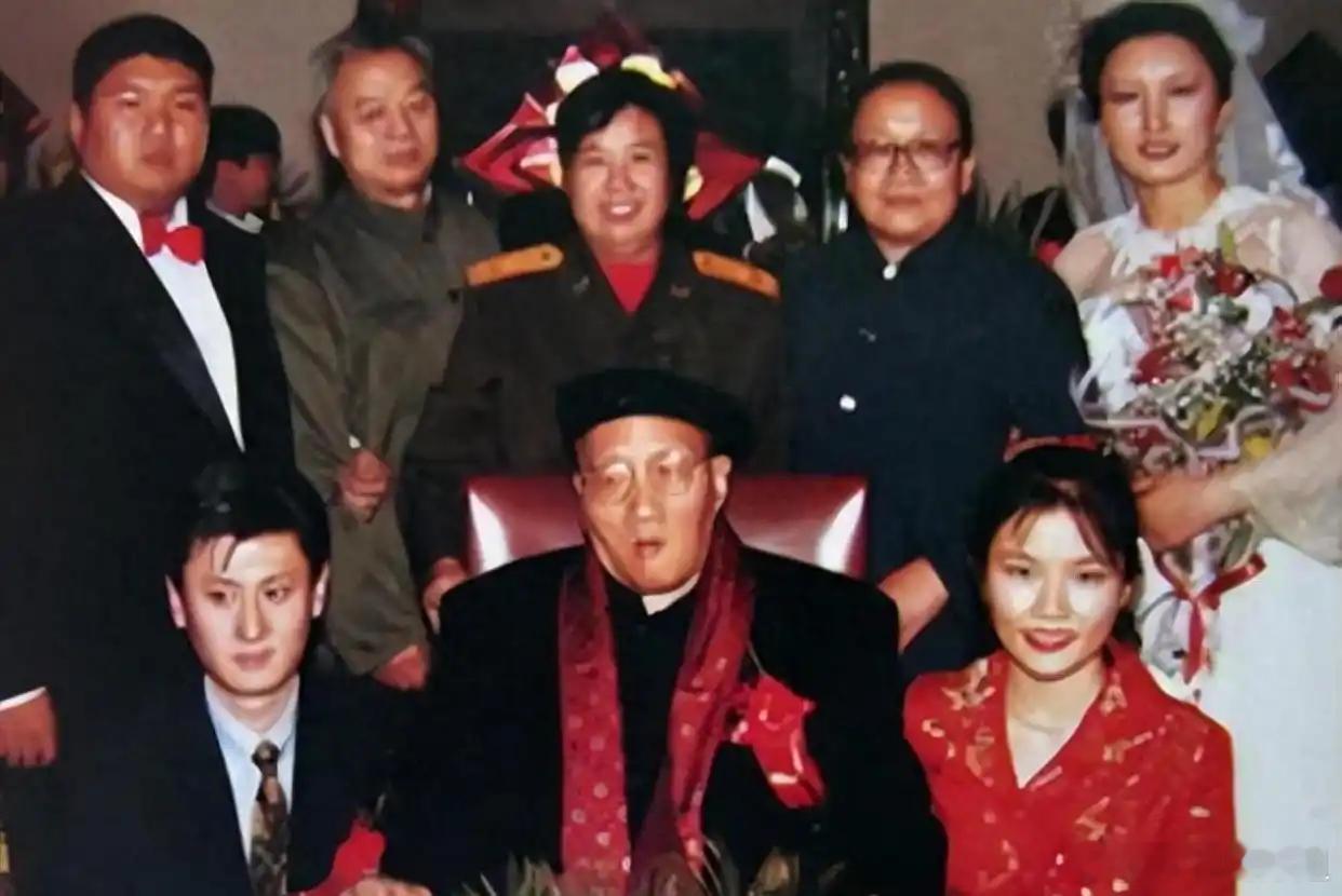 97年毛新宇在京结婚，300多位老将军参加，毛主席警卫坐轮椅赶来[点赞][g