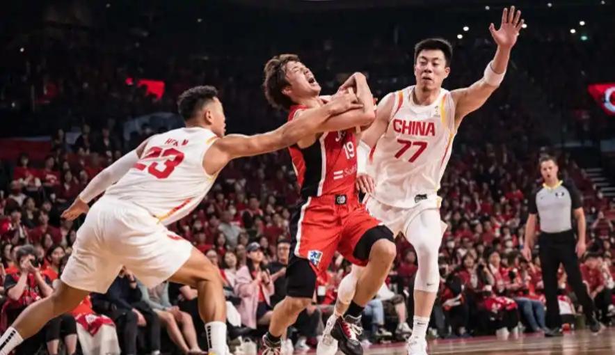 中国男篮12人新名单公布！最大争议诞生，PK中国台北裁判组也出炉此前，主教练