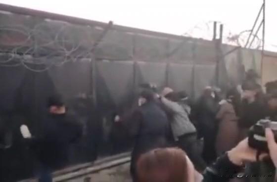 这是嫌自己死得有点慢了吧！库尔德人在阿勒颇遭遇惨败后，开始骚扰库区内的美军驻地。