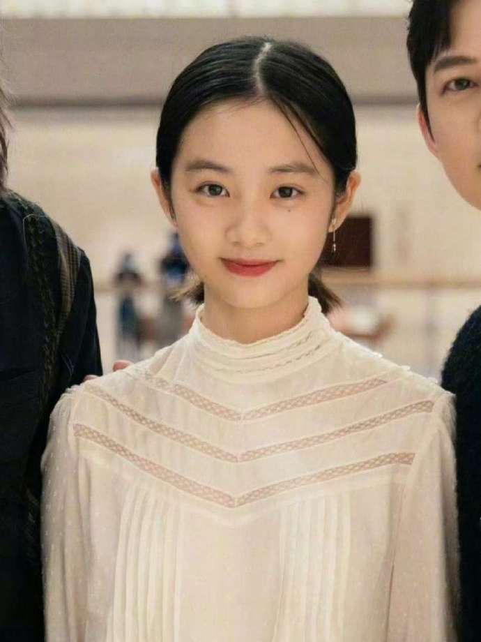 我把话撂在这里，黄多多不出3年必定能成一线女星。第一个原因就是资源太强了。