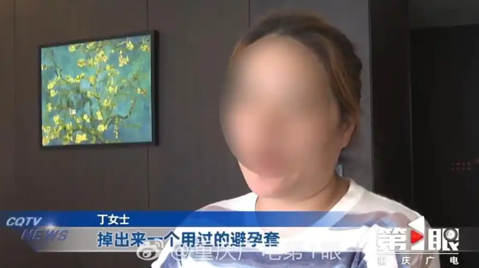 “倒反天罡！”重庆女子带女儿住酒店，洗完澡用酒店的浴巾擦身体，结果从里面掉出一个