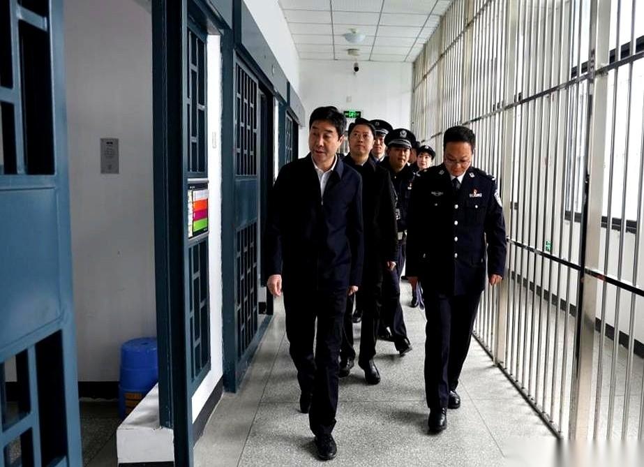 我们单位有个狠人，现在退二线，享受副厅待遇。当年我们一群大学生刚分来，天天高谈