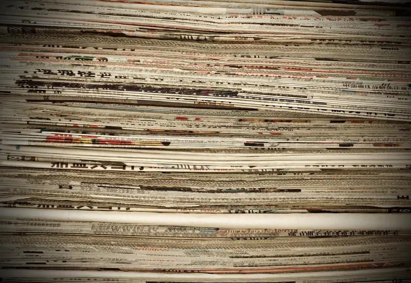 生活中厨房小窍门可太多了，能让做饭轻松不少。清洁方面，用废报纸蘸温水擦灶台，油